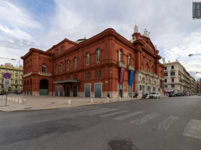 ...l� dove al civico 7 di via Alberto Sordi vi � l�accesso al club...